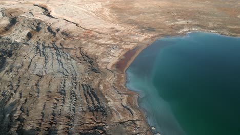 vista aérea de la línea costera en expansión texturizada en el mar muerto a medida que disminuye el nivel del agua