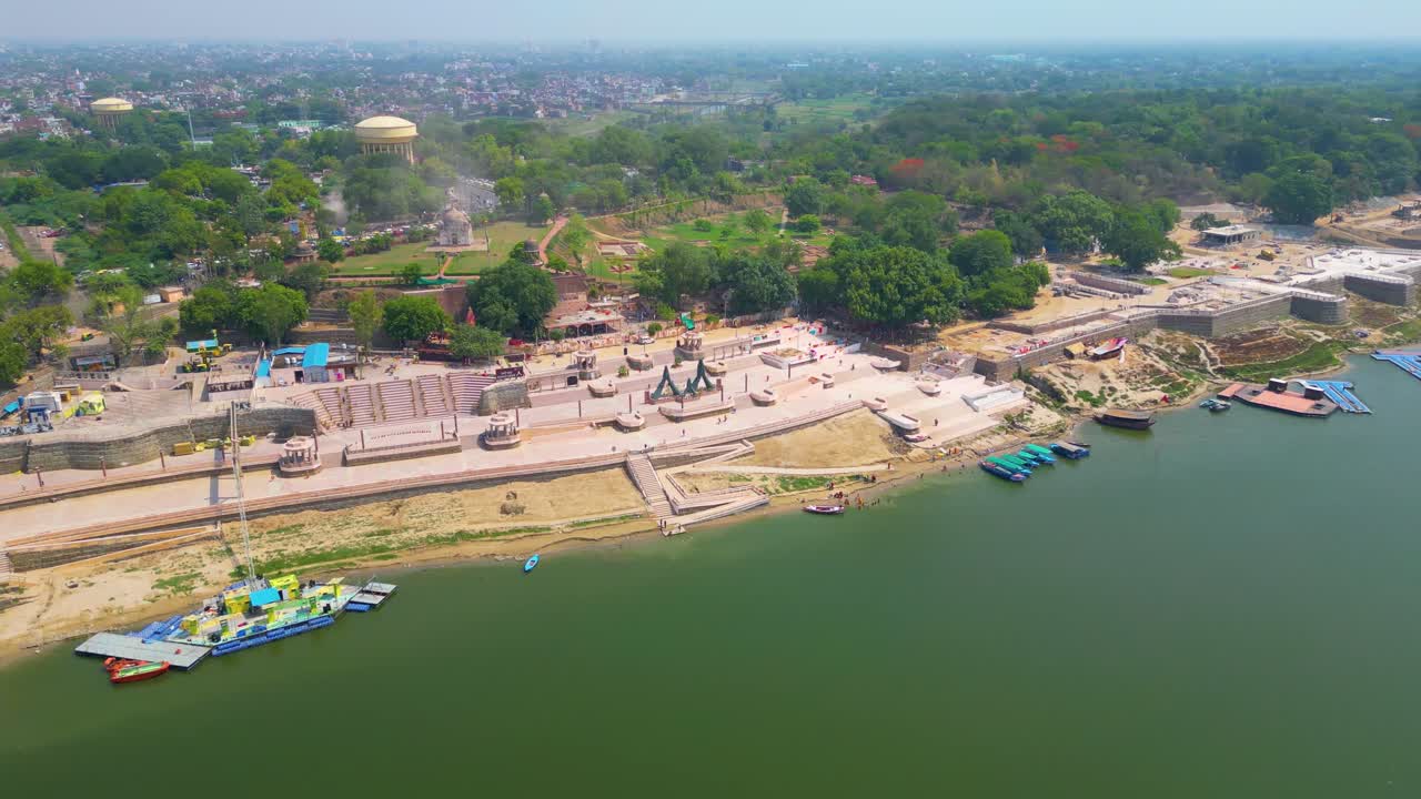 vista aérea del río ganga y los ghats en varanasi, india