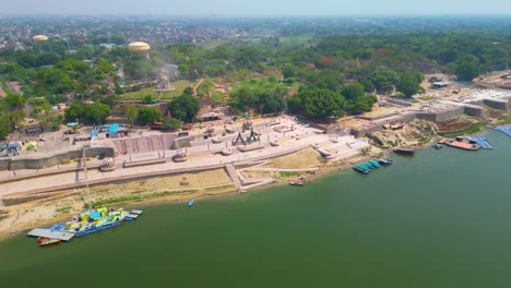 Luftaufnahme-Des-Flusses-Ganga-Und-Der-Ghats-In-Varanasi,-Indien