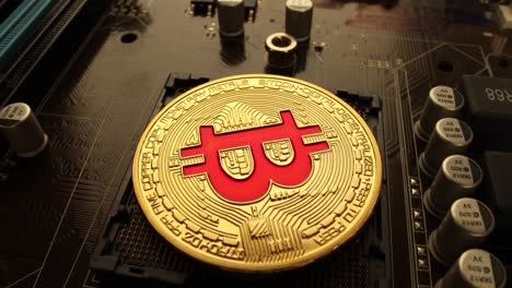 Gold-Bit-Münze-BTC-Münzen-Auf-Dem-Motherboard.-Bitcoin-Ist-Ein-Weltweites-Kryptowährungs--Und-Digitales-Zahlungssystem,-Das-Als-Erste-Dezentrale-Digitale-Währung-Bezeichnet-Wird.