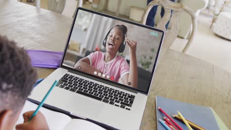 composición de un niño afroamericano en una computadora portátil aprendizaje en línea con una colegiala afroamericana