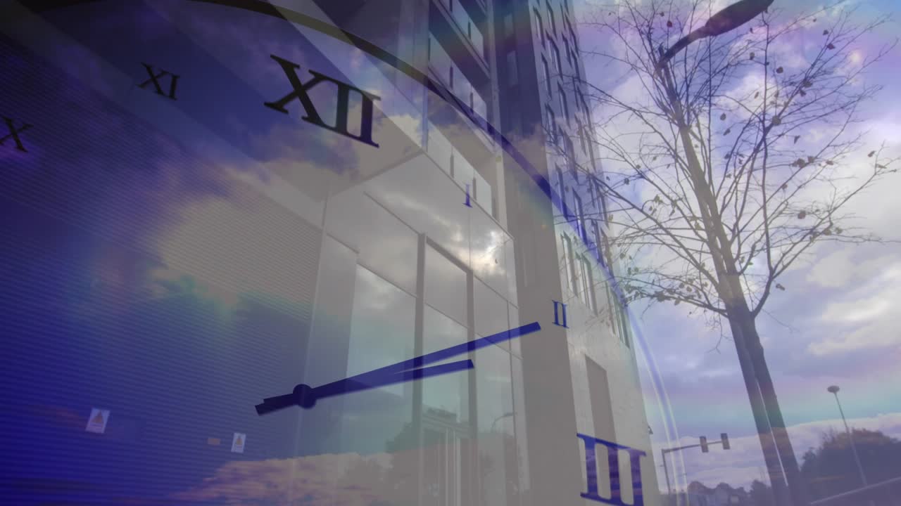 Superposición de reloj desvaneciéndose, manecillas girando en sentido horario, vista inclinándose hacia arriba revelando un edificio y el cielo mostrando la hora.