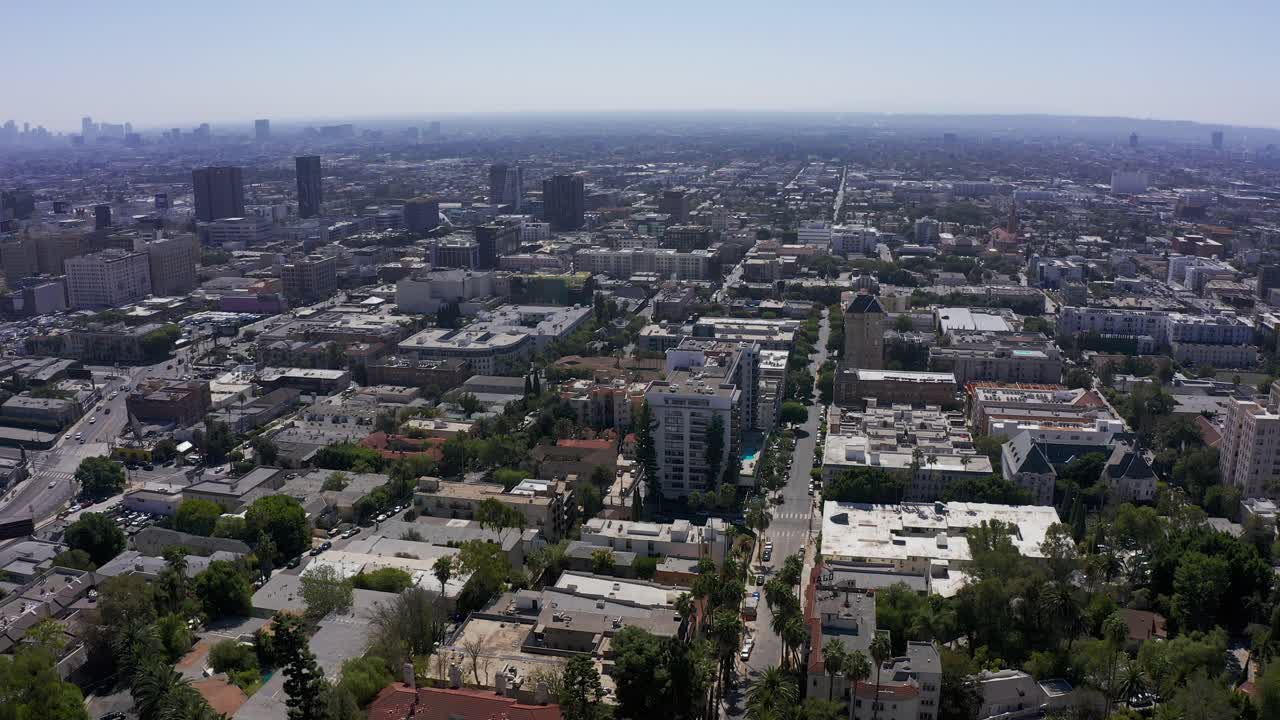 Ripresa aerea panoramica dall'alto di Downtown Hollywood e Downtown Los Angeles in California