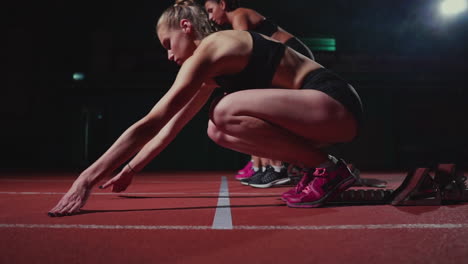 Sportlerinnen-Wärmen-Sich-Vor-Einem-Rennen-Auf-Der-Laufstrecke-Auf.-In-Zeitlupe