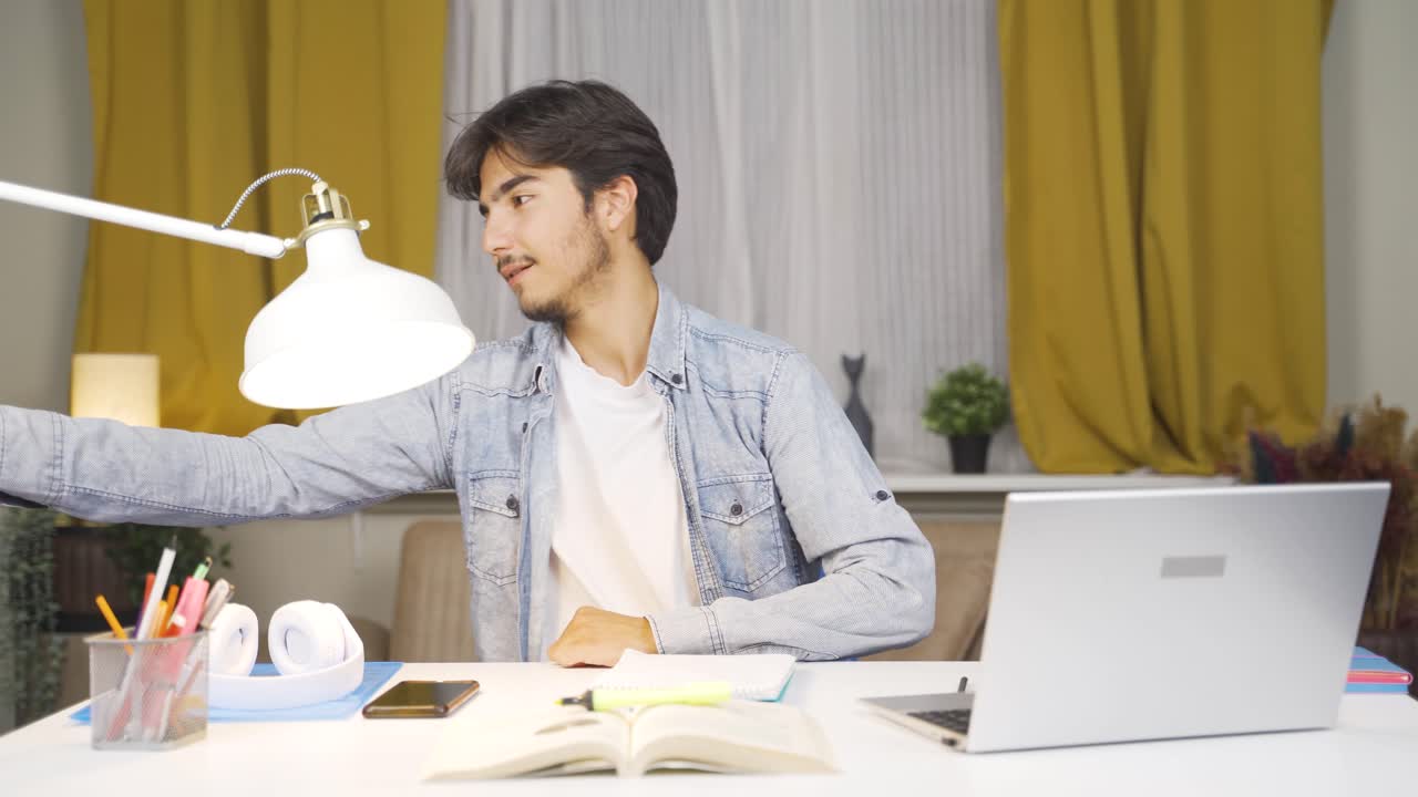 그리고 성공한 영리한 남성 학생이 절약합니다.