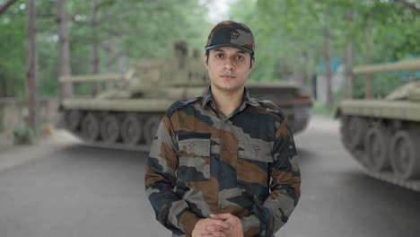 hombre del ejército indio buscando serio