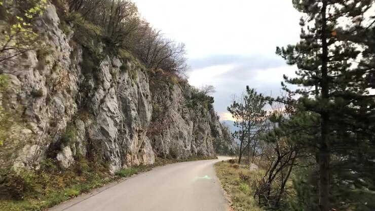 Guidando sulla strada di montagna