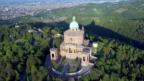 Santuario-De-La-Santísima-Virgen-De-San-Lucas-En-Bolonia-Italia-Durante-La-Puesta-Del-Sol,-Toma-De-Revelación-De-órbita-Aérea