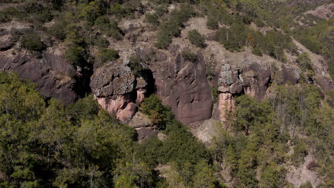 hermosa ladera rocosa china en un paisaje remoto, disparo de arco aéreo