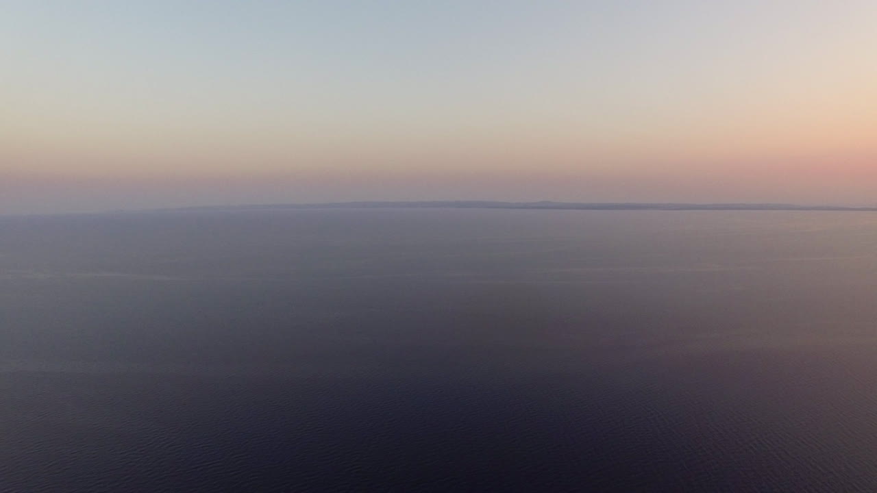 해가 지는 동안 광활 한 바다 와 함께 공중 의 물 풍경