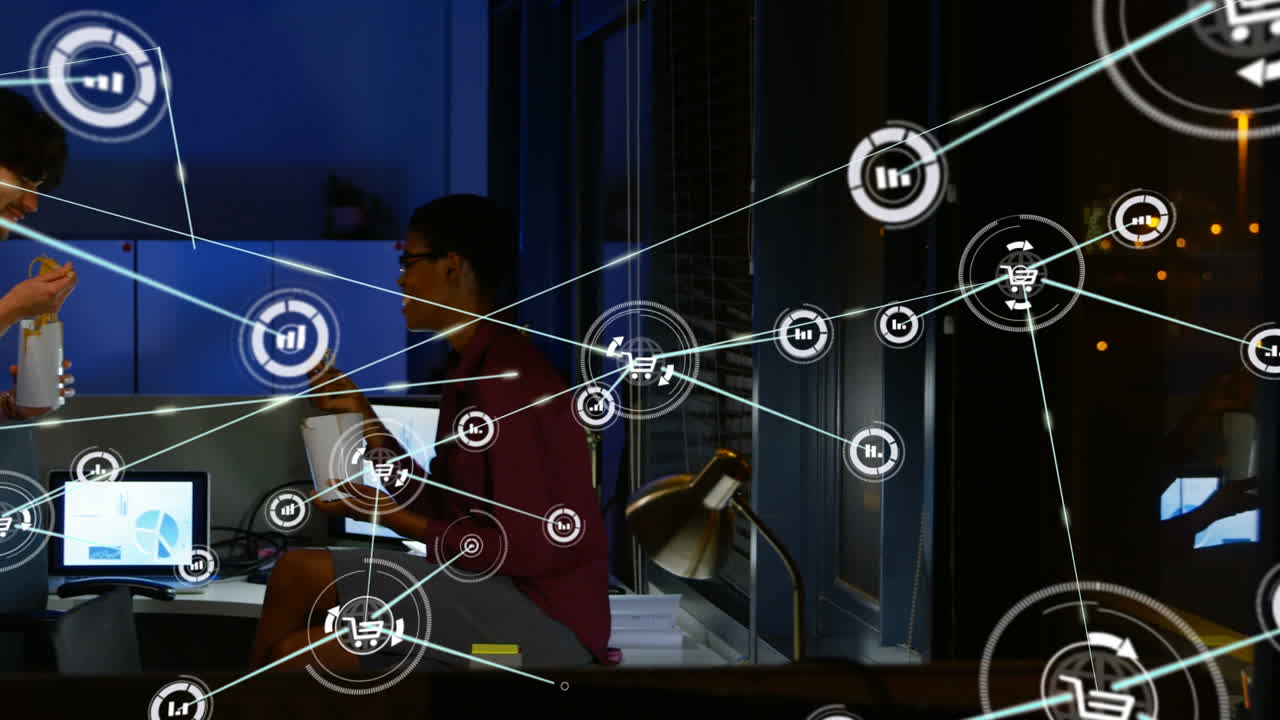 iconos de aplicaciones informáticas que se conectan con líneas sobre compañeros de trabajo multirraciales comiendo en el escritorio