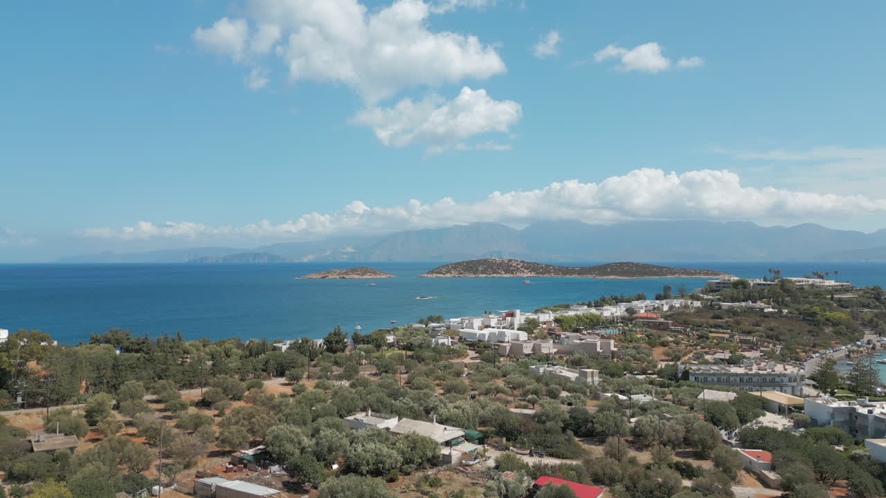 прибрежный греческий город на северном побережье крита.