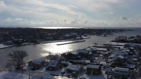 Una-Vista-De-Drones-De-La-Costa-De-La-Bahía,-Nueva-York,-En-Un-Día-Brillante-Después-De-Una-Nevada-Reciente