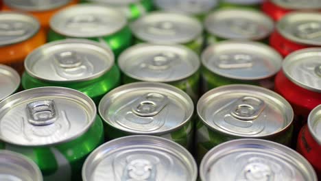 primer plano de las latas de refresco