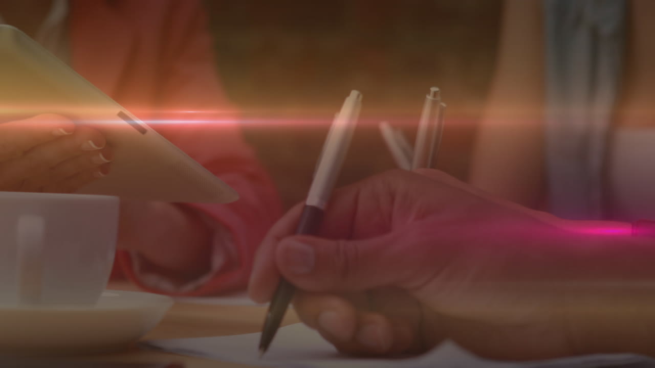 디지털 태블릿을 사용하여 함께 일하는 사람들의 애니메이션과 현대적인 배경에서 쓰기