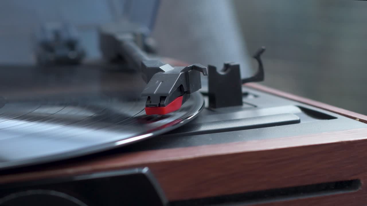 음악이 재생되는 동안 턴테이블에서 회전하는 비닐 레코드 보기