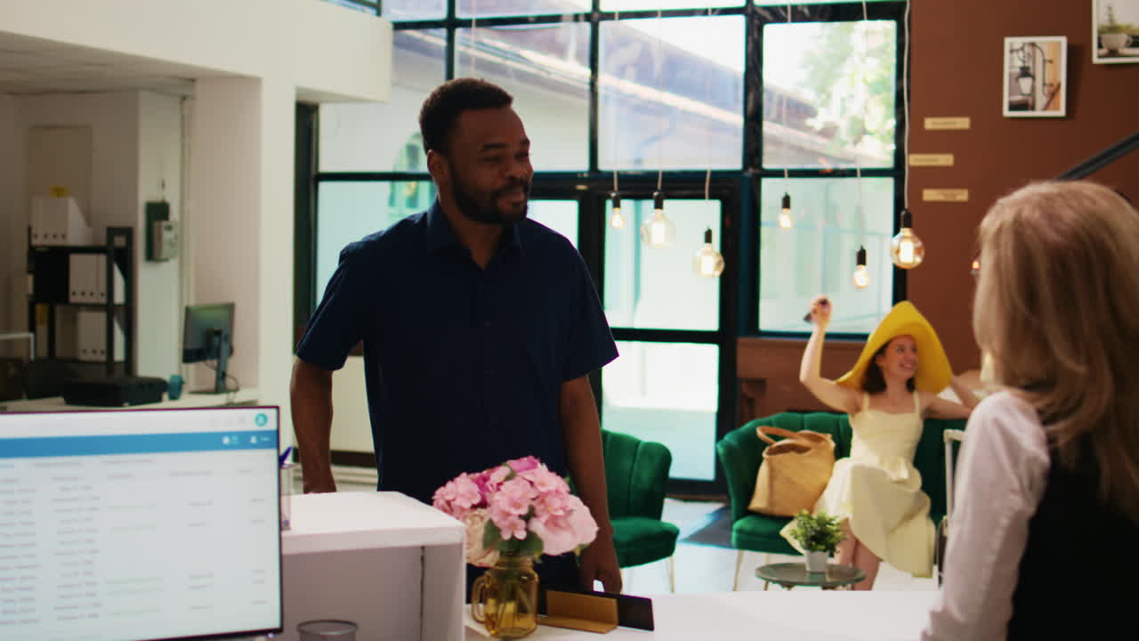 servicio de recepción de huéspedes afroamericanos