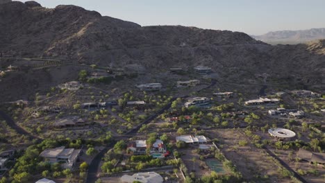 Profile-view-of-luxury-mansions-on-the-hills-of-Mummy-Mountain-at-Paradise-Valley,-Arizona-in-USA