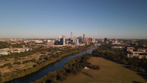 在zilker park和科羅拉多河上空的無人機與奧斯<unk>市的天際線