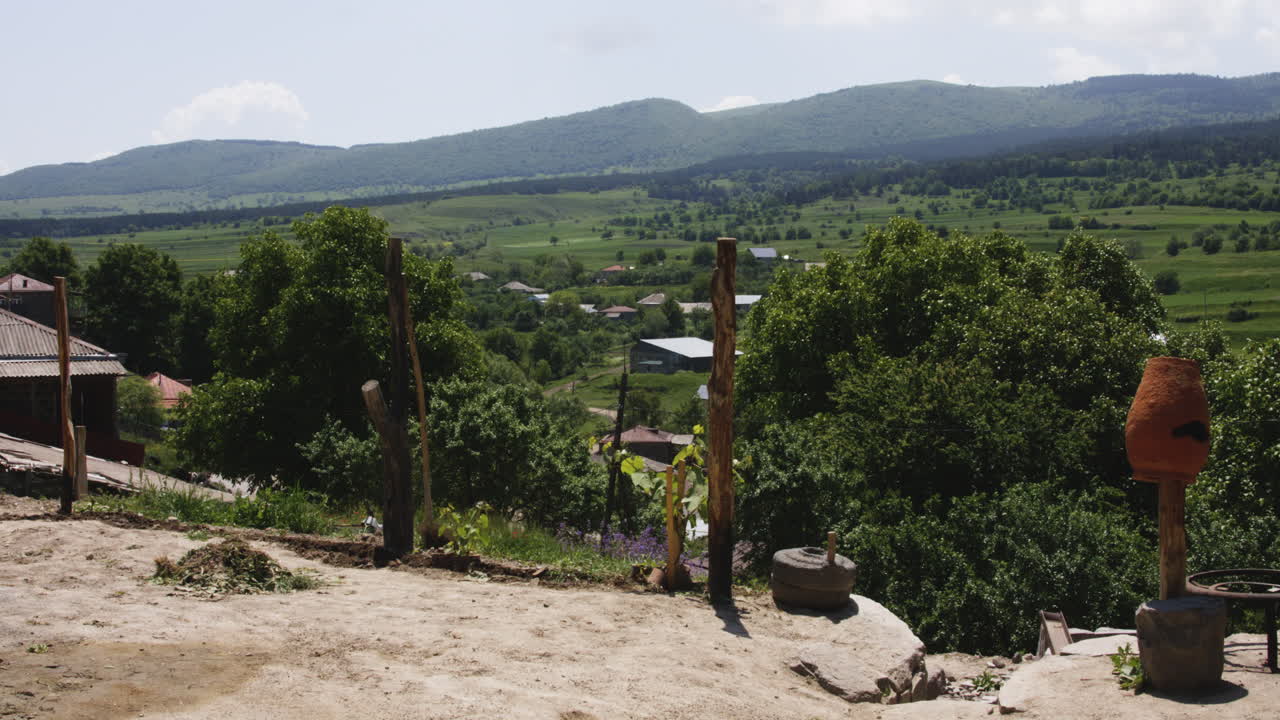 조지아 시골 위의 마을 전망대 가장자리에 있는 나무 기둥