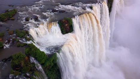 Antena---Cataratas-Del-Iguazú-Y-Río-En-Misiones,-Argentina,-Tiro-De-Círculo-Amplio