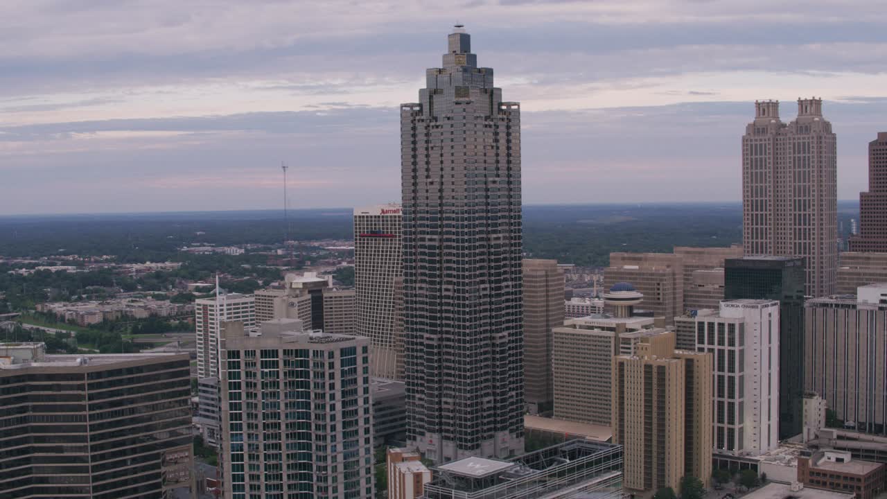 una fotografía aérea diurna del centro de atlanta.