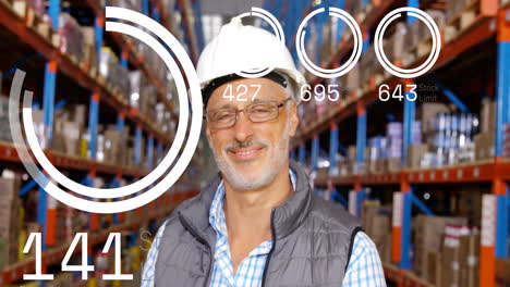 animación de procesamiento de datos y círculos sobre feliz trabajador caucásico en el almacén