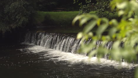 Video-Vom-Idyllischen-Wasserfall