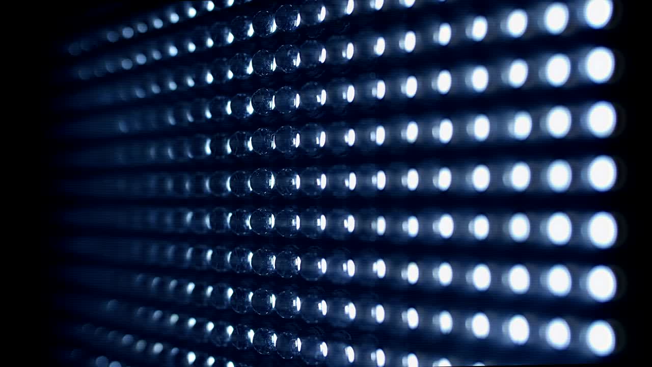 las filas de led en la lámpara giran y desaparecen en la oscuridad