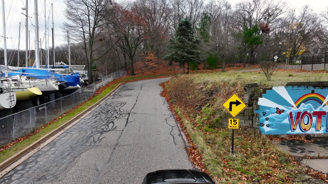 비로 가득 찬 측면 거리
