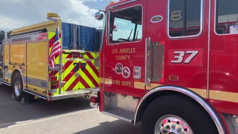 camiones de bomberos alineados en la escena