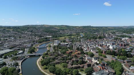 un paso elevado de la ciudad de exeter, devon, inglaterra, reino unido.