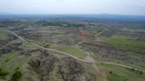 este video de drone te lleva en un viaje a través de la vasta extensión de terreno estéril, adornado con intrincados patrones de cañones erosionados, antiguas formaciones rocosas y dunas grises surrealistas