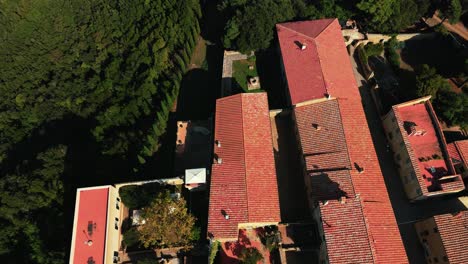 castillo de populonia con torre y murallas de la fortaleza