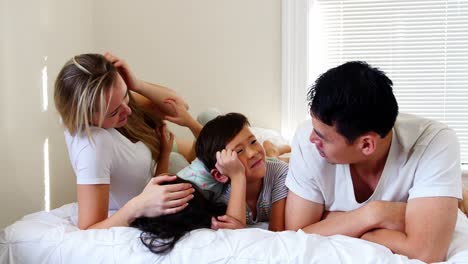 Familia-Feliz-Relajándose-En-La-Cama