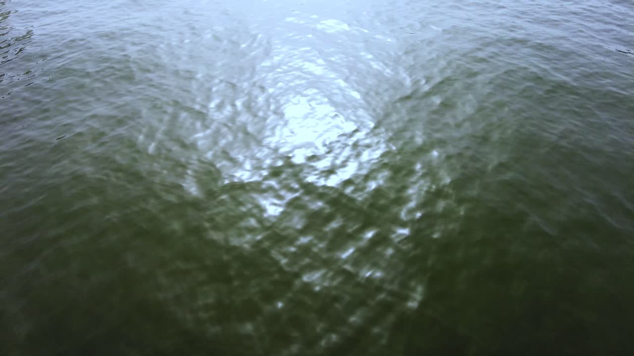 포르투갈 리스본의 수면에서 반사되는 태양 - 가까이