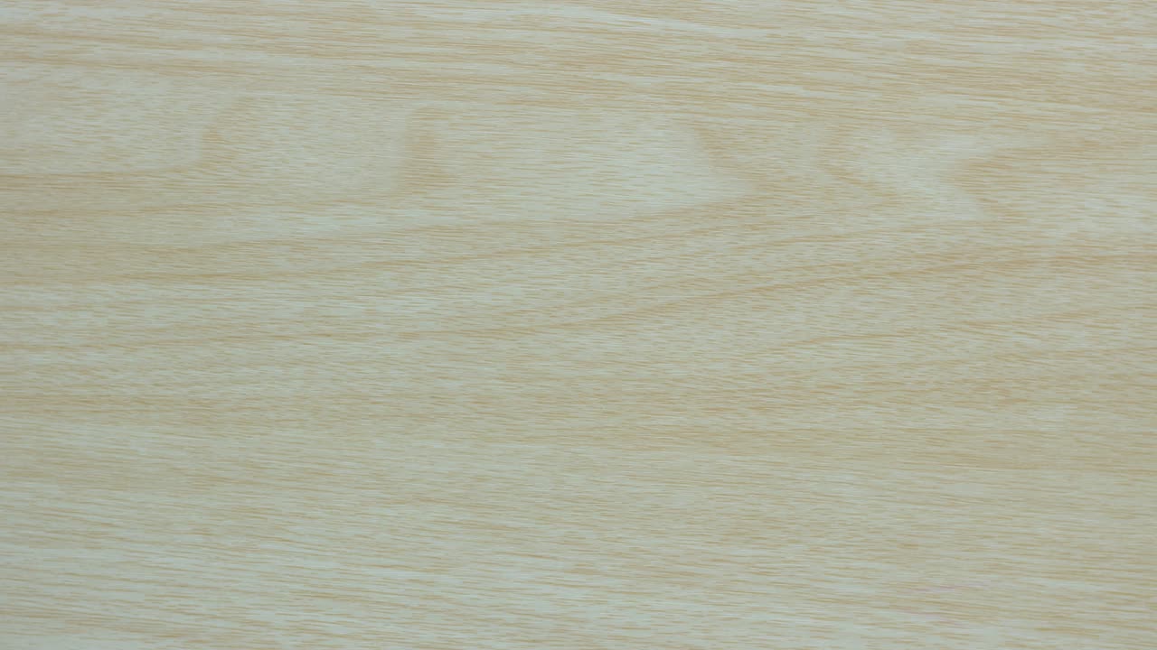 stop motion - vista superior de un cuenco de salsa de cerámica vacío aislado en el fondo de la mesa de madera