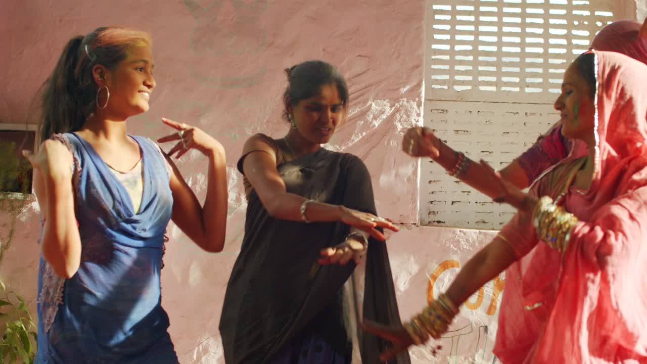 라자스탄 사람들은 인도의 색의 축제인 홀리를 축하하고 있습니다.