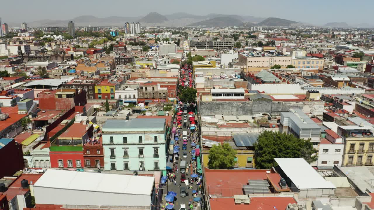 mercado callejero tradicional en la ciudad de méxico, vista aérea baja, ciudad capital abarrotada, dolly back