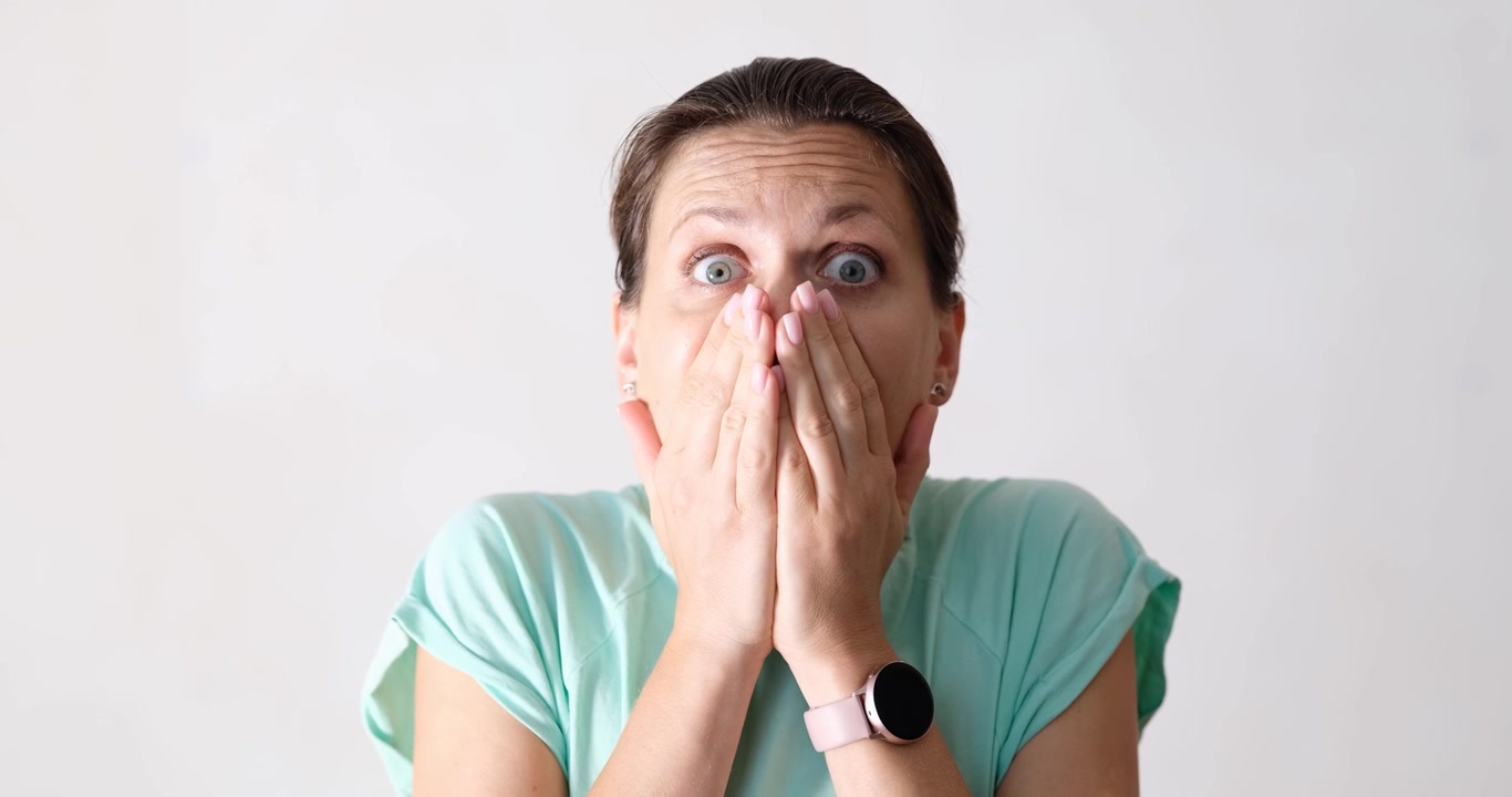Una donna che trasmette in modo notevole un'intensa sensazione di sorpresa o shock in un ambiente moderno.