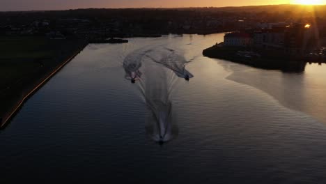 Barcos-Deslizándose-Rápidamente-Por-El-Río-Corrib-Muy-Rápido-Con-El-Muelle-De-Nimmo-A-La-Izquierda