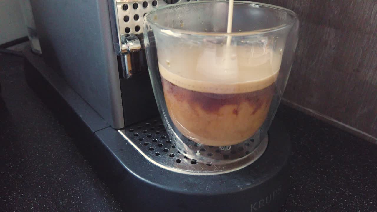 Kahveli bir bardağa süt dökme