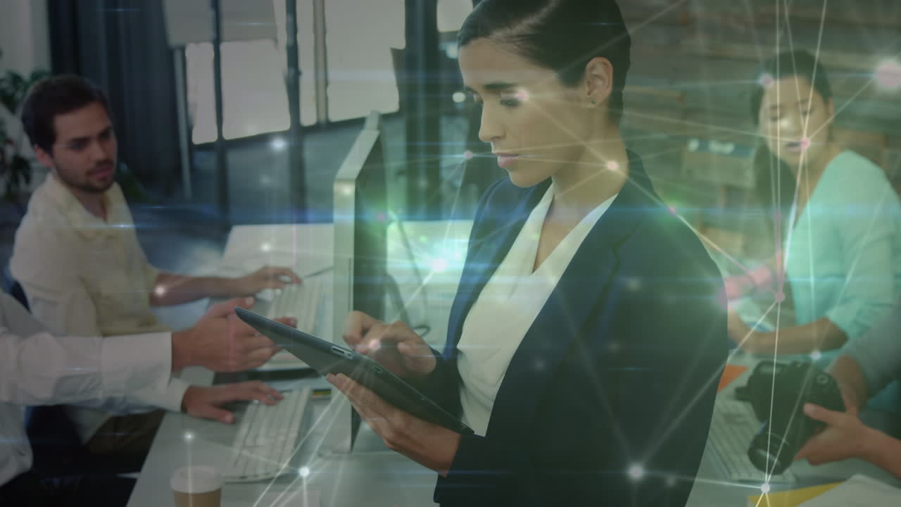 animación de la red de conexiones entre diversas personas que utilizan dispositivos electrónicos