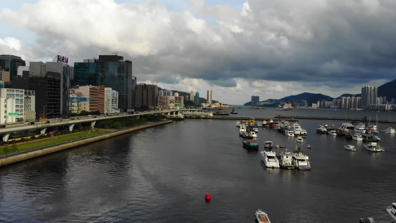 홍콩의 kwun tong 태풍 대피소에서 무인 항공기로 고층 건물