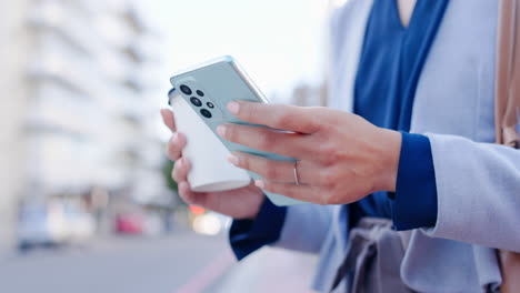 Kaffee,-Hände-Und-Stadt-Am-Telefon-Mit-Networking