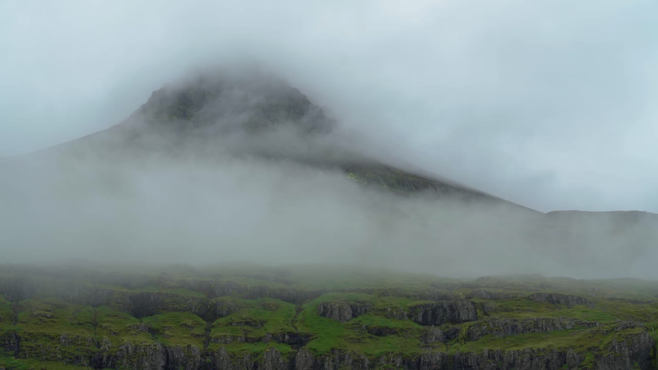 짙은 안개와 구름으로 가려진 산