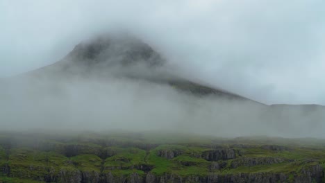 Montaña-Oscura-Por-La-Espesa-Niebla-Y-Las-Nubes