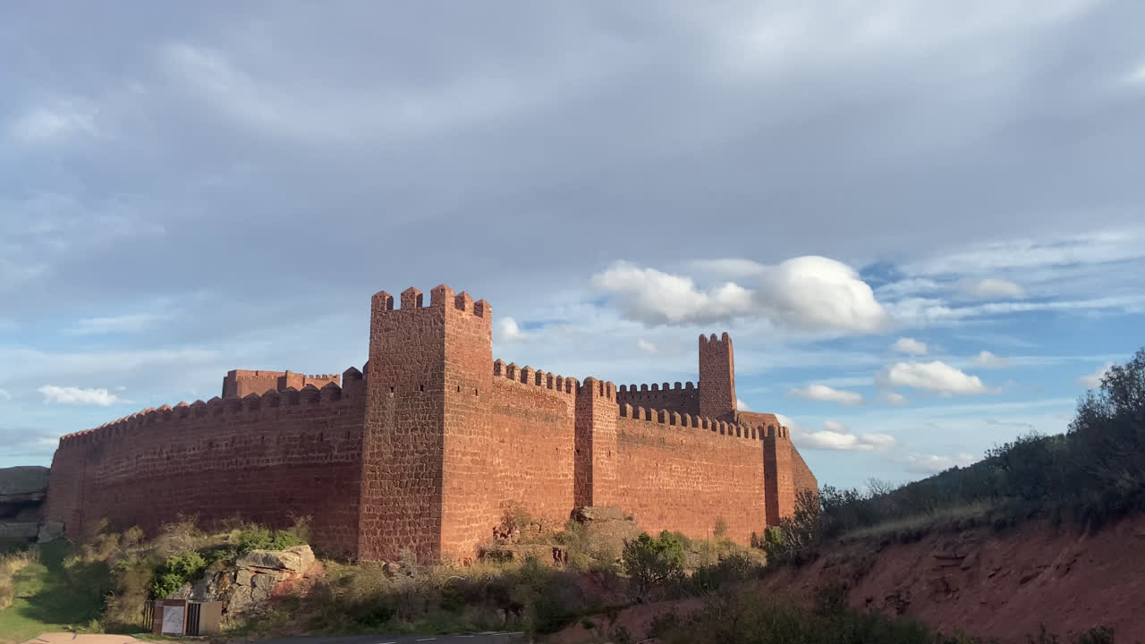 hermosa toma general de un imponente e histórico antiguo castillo en cuenca, españa por la tarde