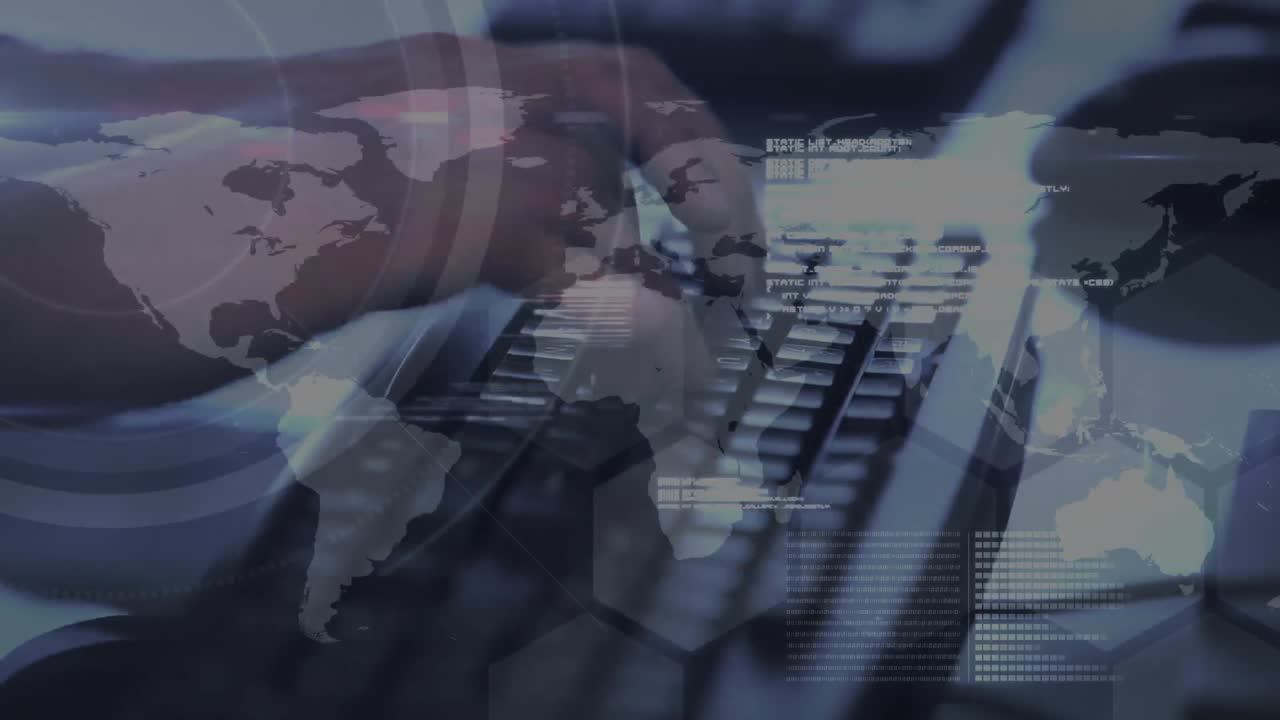 컴퓨터 키보드에 입력하는 사람 위의 데이터 처리 및 세계 지도의 애니메이션