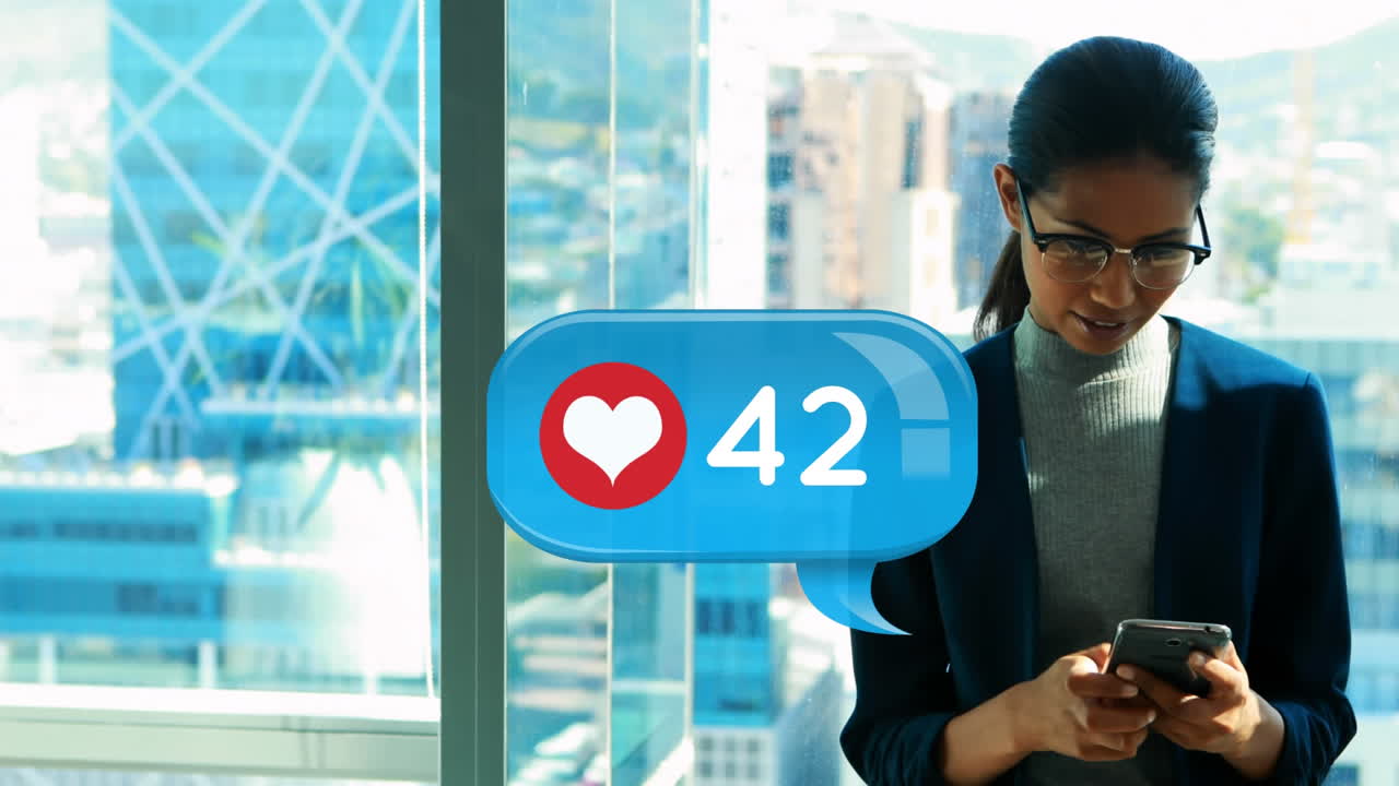 mujer con gafas enviando mensajes de texto en su teléfono